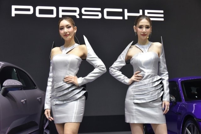 Two Thai presenters at Porsche booth