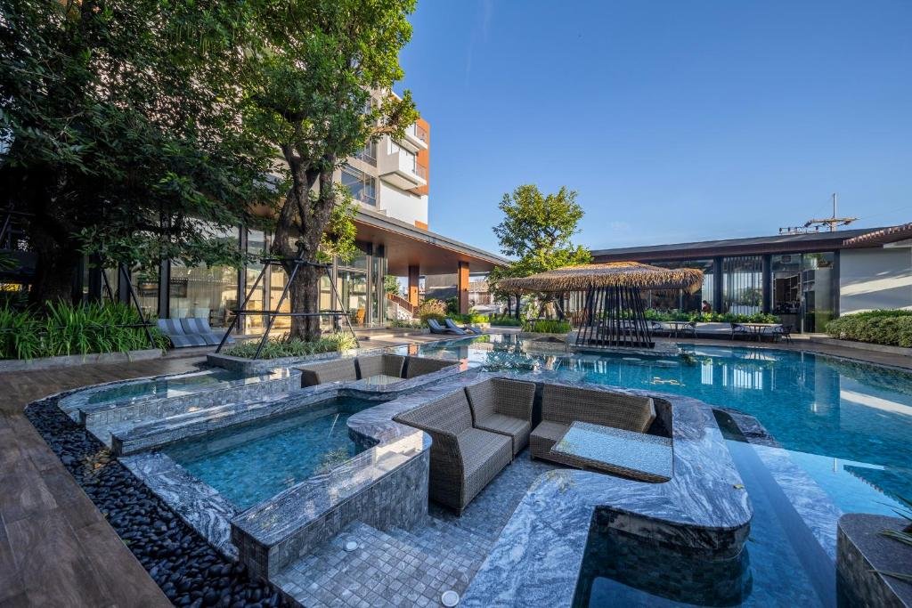 Richmann Resort Hotel swimming pool