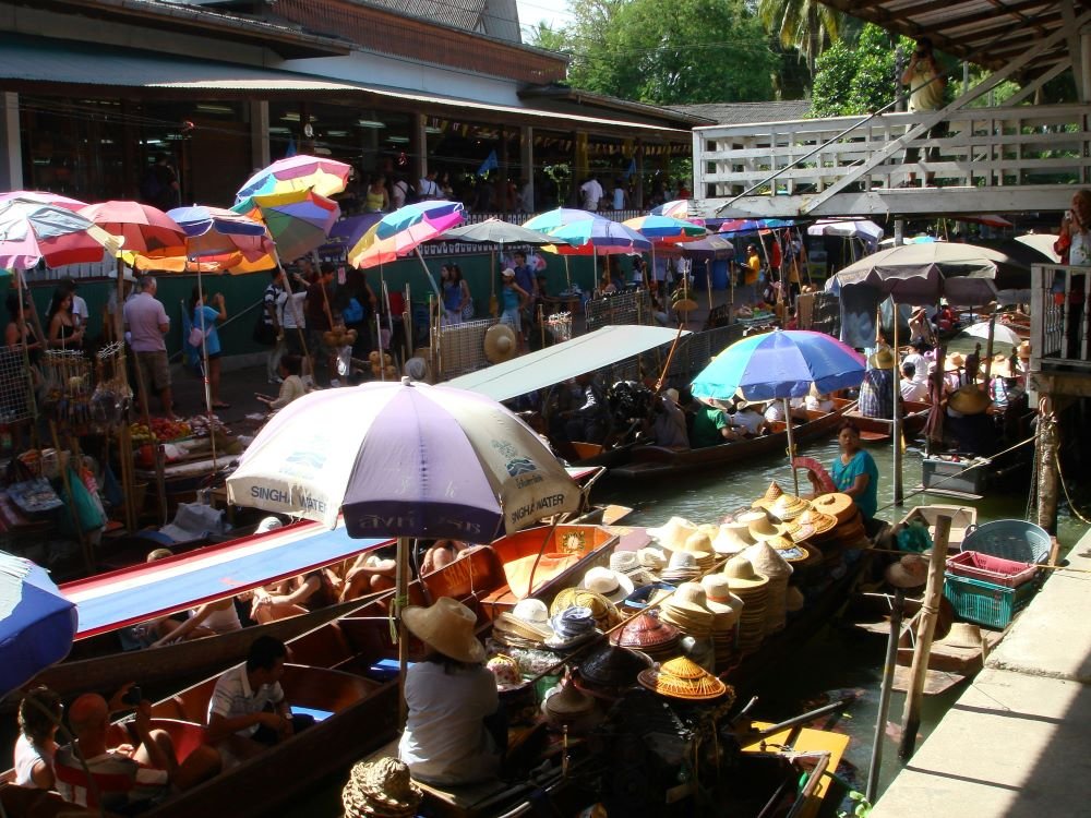 Khlong Hae Floating Market Hat Yai crowded with visitors and vendors